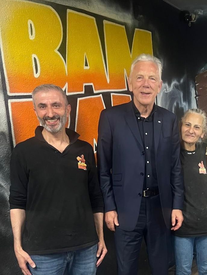 Heilbronns Oberbürgermeister Harry Mergel mit dem BAM BAM Team vor dem Graffiti
