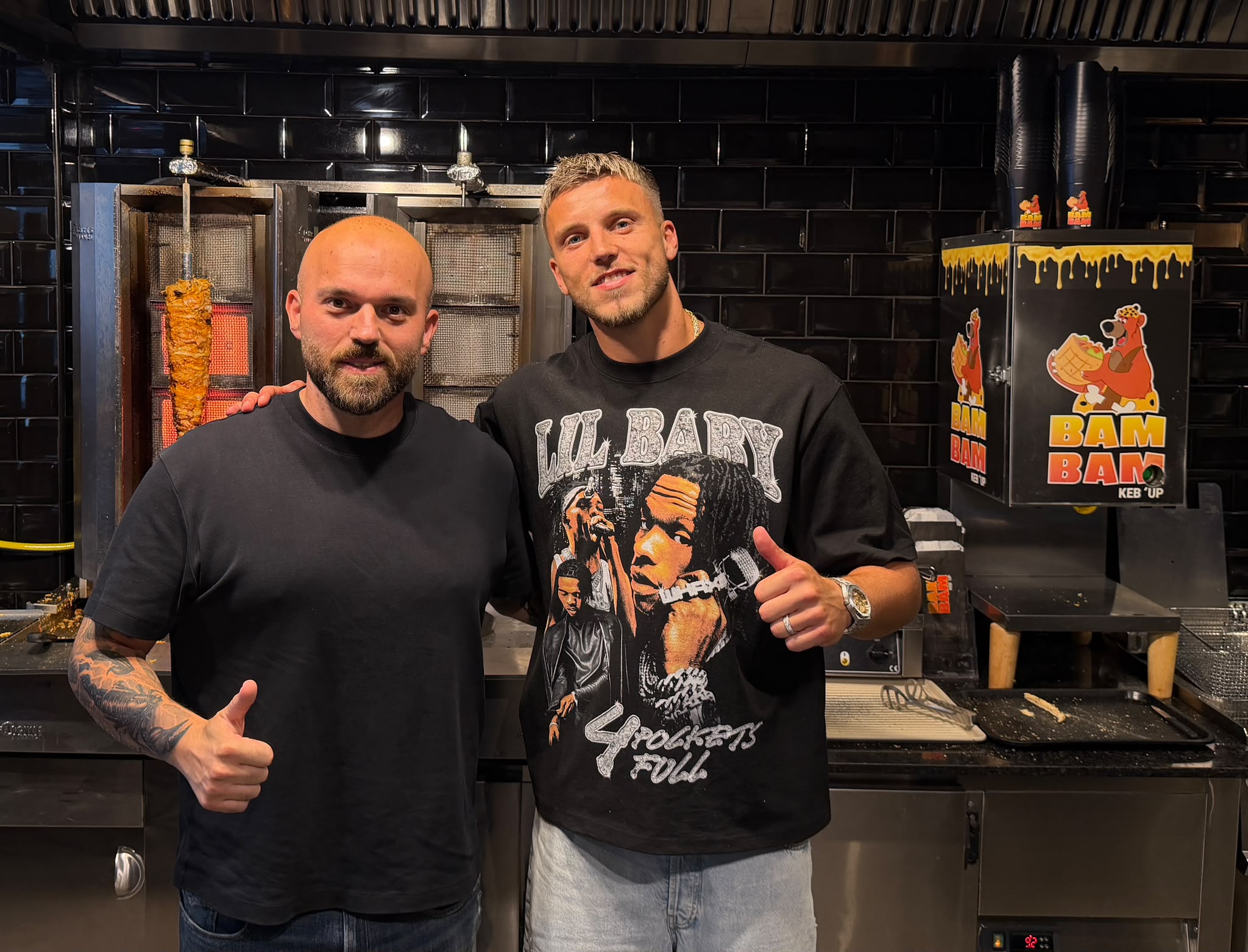 Ermedin Demirović zu Gast im BAM BAM, im Hintergrund die D&ouml;nerspie&szlig;e