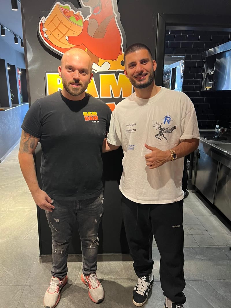 Deniz Undav mit Daumen hoch im BAM BAM Store