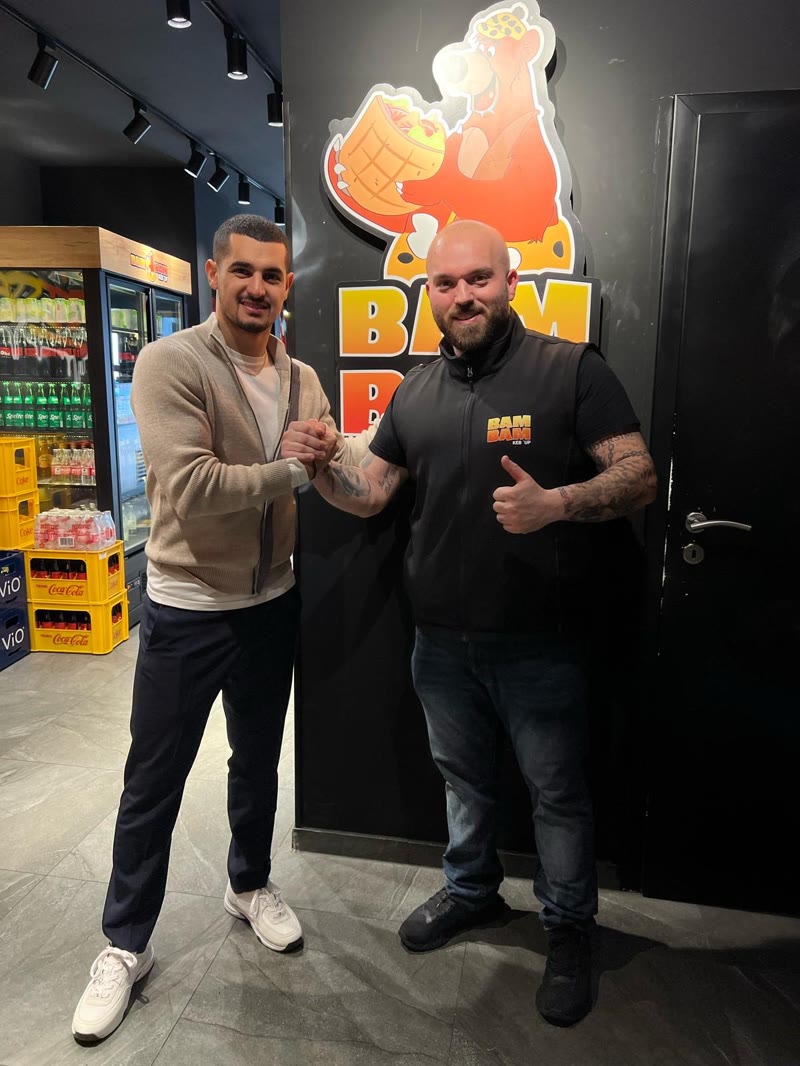 Levent Mercan beim Handshake im BAM BAM Store