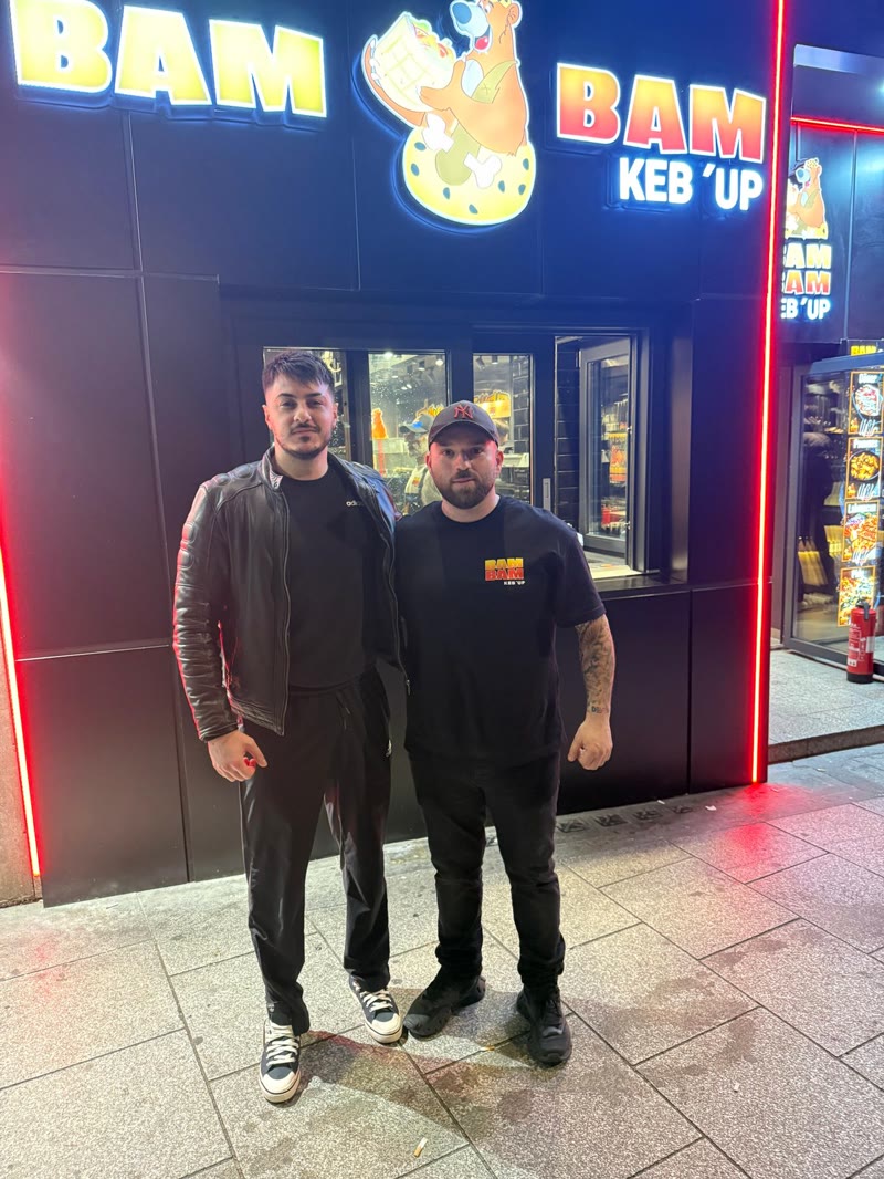 Semicenk nachts vor dem BAM BAM Store